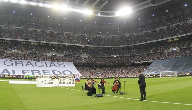 Homenaje a Alfredo Di Stéfano en el Santiago Bernabéu