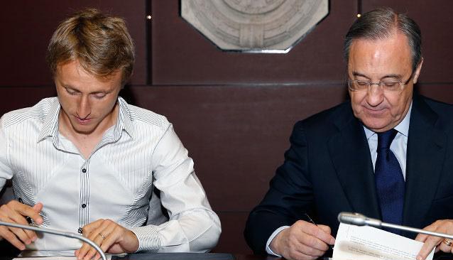 Modric con Florentino Pérez firmando su renovación 