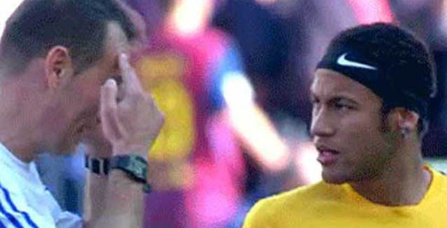Neymar habla con Clos Gómez sobre su cinta