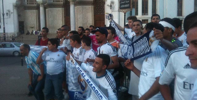 La Peña Argelia Madridista celebra un triunfo en la calle