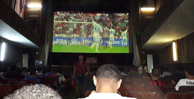 La Peña Argelia Madridista disfruta de algunos partidos en un cine local