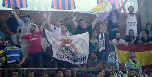 Miembros de la Peña animan al Real Madrid en un partido en el Palau Blaugrana