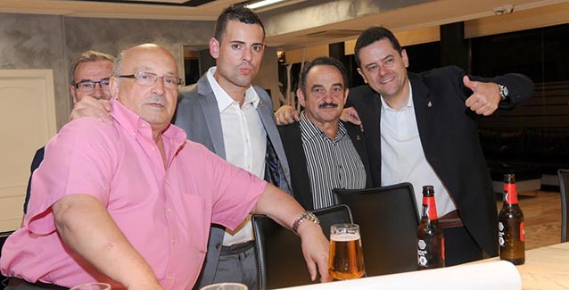 El presidente Sergio Días posa junto a Tomás Roncero y a otros peñistas