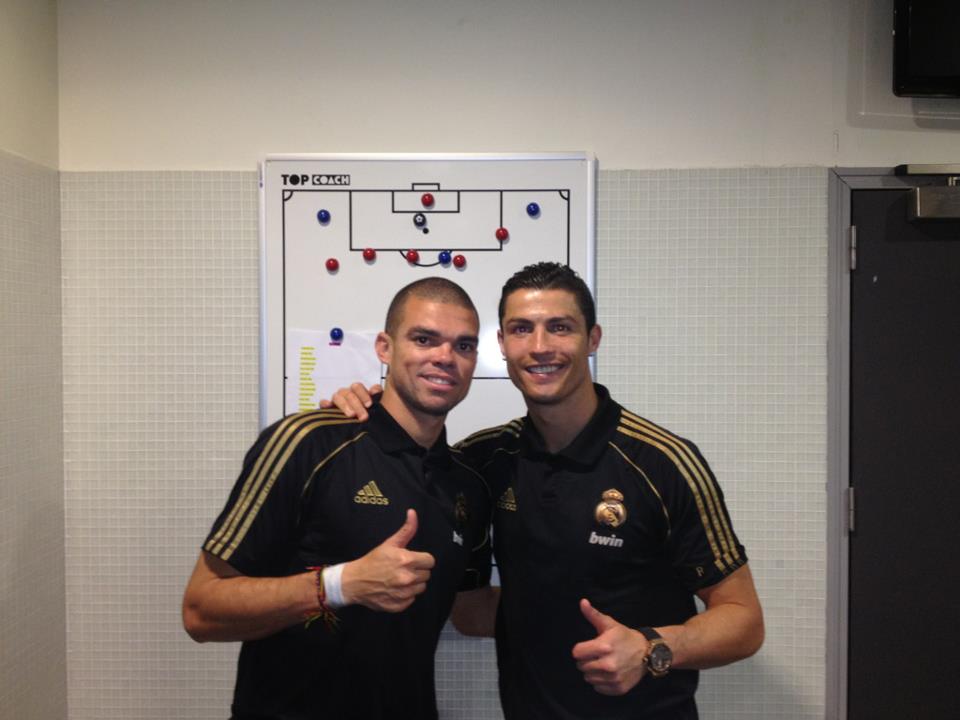 http://www.defensacentral.com/userfiles/Pepe_Cristiano_Ronaldo_vestuario_Calderon.jpg