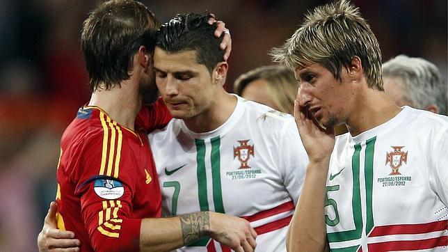http://www.defensacentral.com/userfiles/Ramos_consuela_Cristiano_Ronaldo_Coentrao_Portugal_Eurocopa.jpg