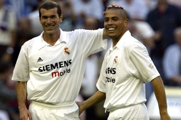 http://www.defensacentral.com/userfiles/Zidane_felicita_Ronaldo_gol.jpg