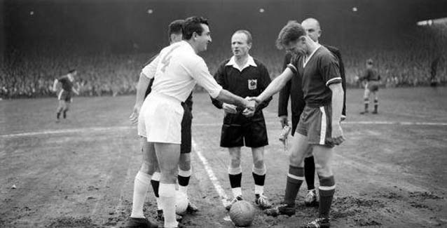 Imagen del saludo de capitanes del Manchester United-Real Madrid de 1957