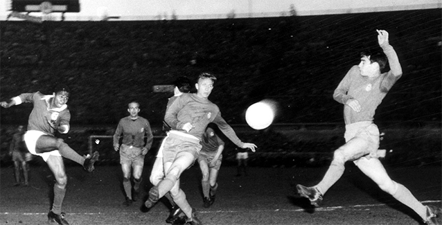 El portugués Eusebio dispara a puerta durante la final de Copa de Europa de 1962