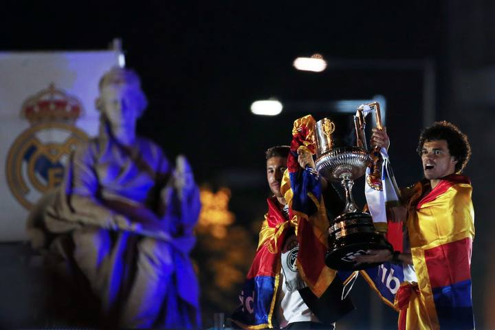Ramos y Pepe sujetan la Copa 