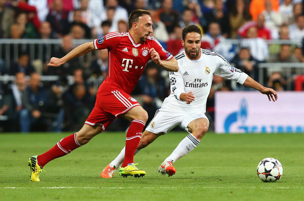 Ribery y Carvajal luchan por un balón en el Bernabéu 