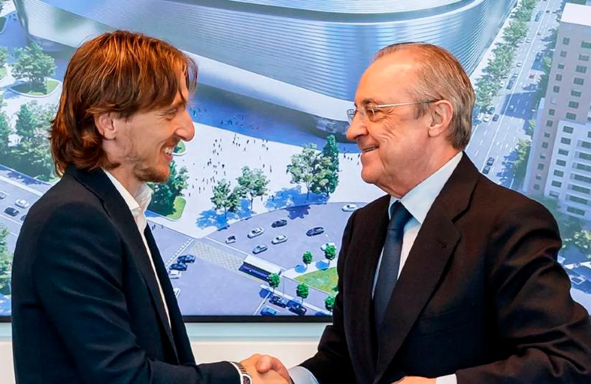 Luka Modric y Florentino Pérez.