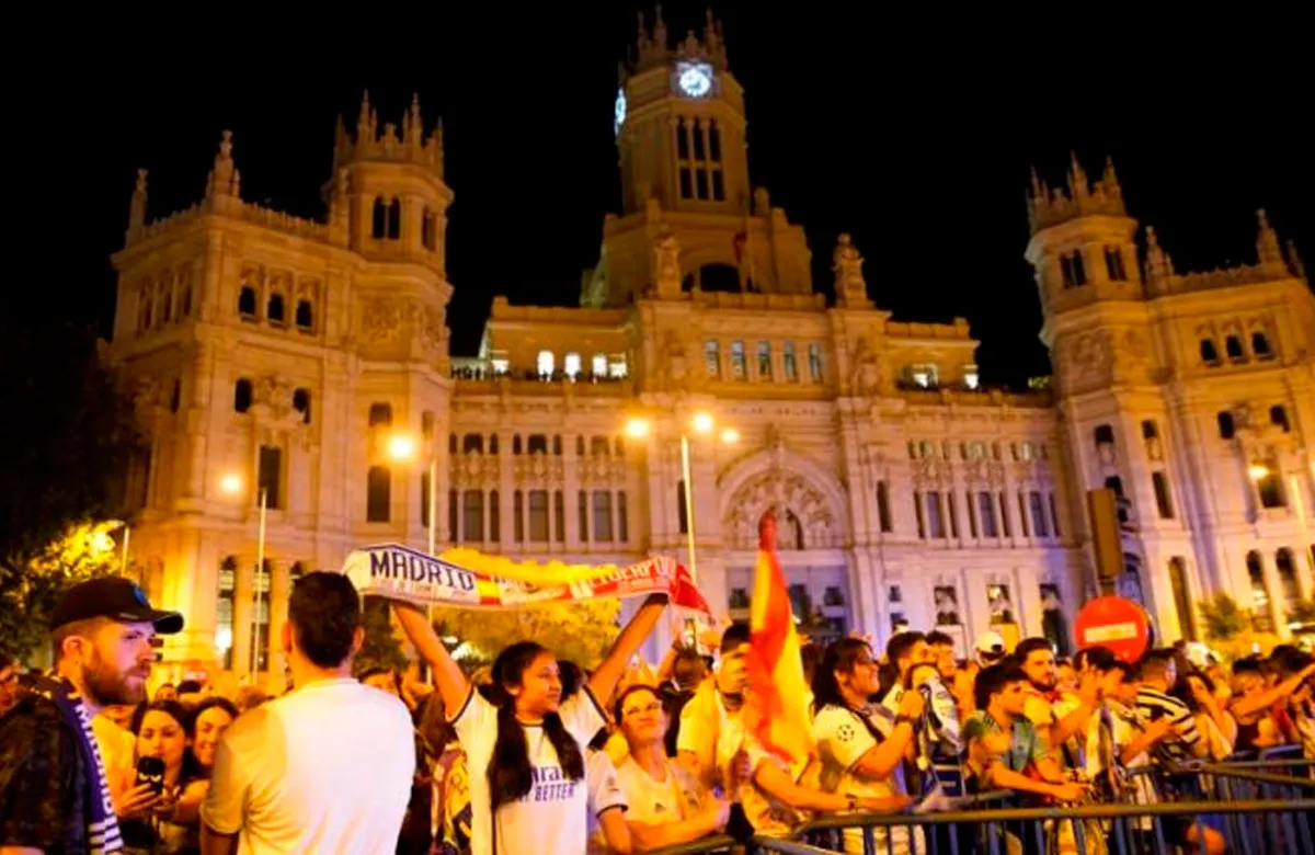 El madridismo abarrotó Cibeles a pesar de no tener a los jugadores: “Así gana el Madrid”