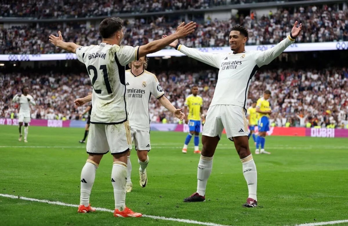 El Madrid goleó al Cádiz y el Bernabéu proclamó campeones a los blancos