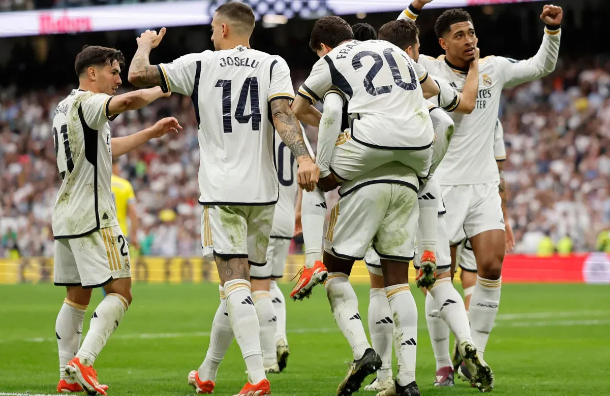 Los futbolistas del Madrid, celebrando un gol ante el Cádiz, este sábado, en el Bernabéu.
