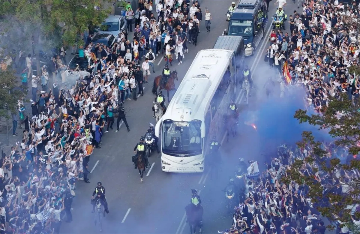 Aficionados merengues, recibiendo al autocar del Real Madrid.