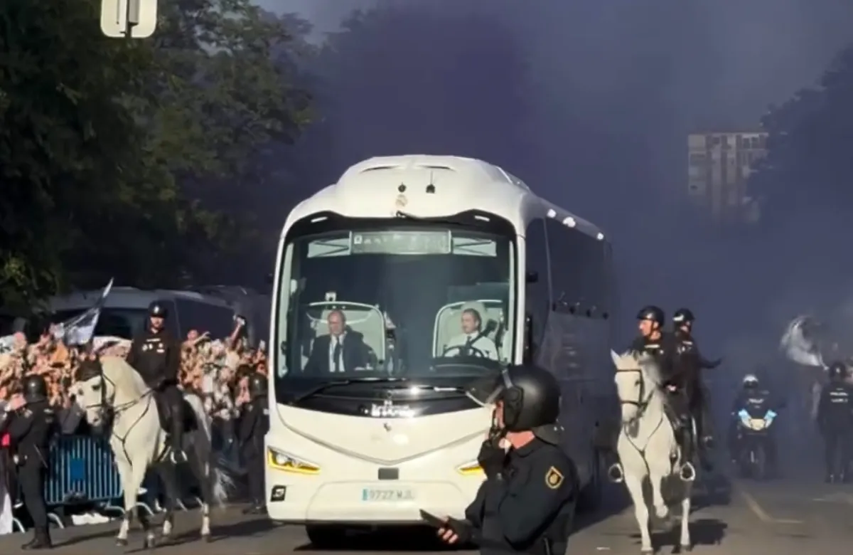 Aficionados merengues, recibiendo al autocar del Real Madrid.