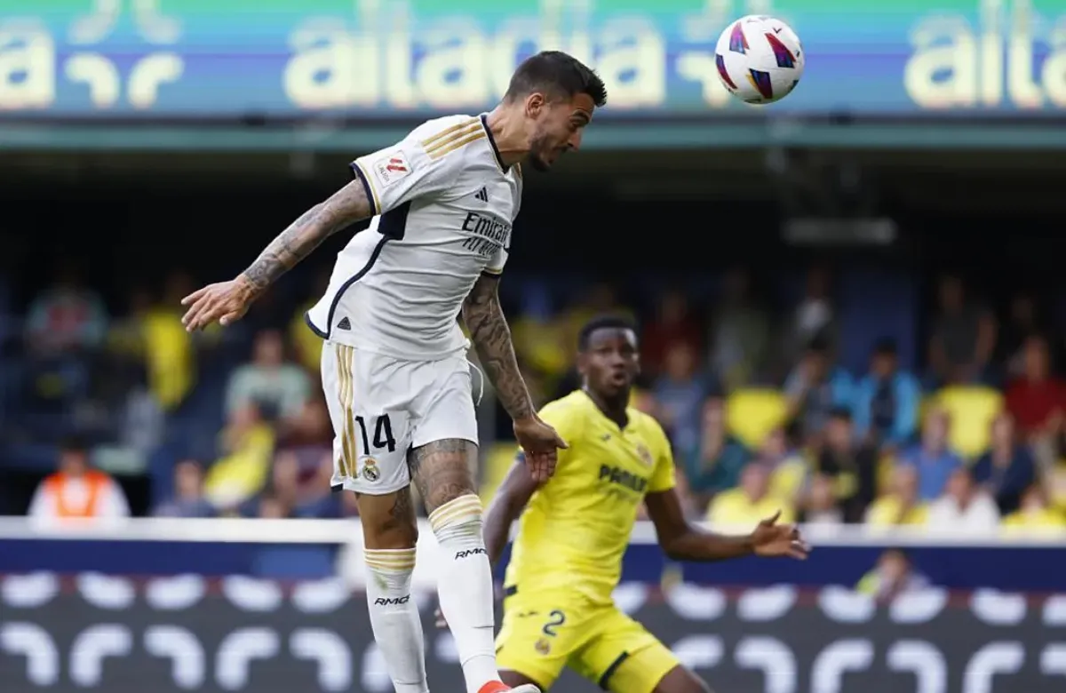 Joselu, rematando en el gol anotado al Villarreal, este domingo.