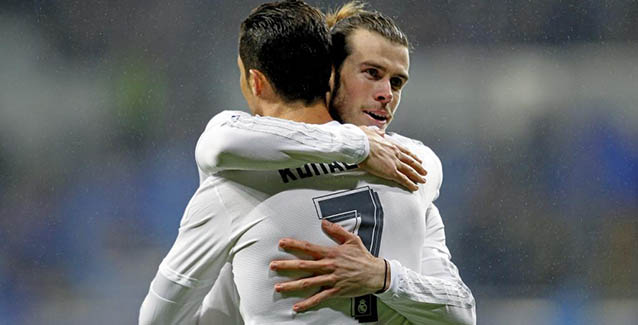Cristiano y Bale se abrazan durante un partido