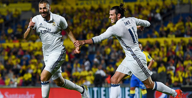 Benzema y Bale celebran su gol en Las Palmas