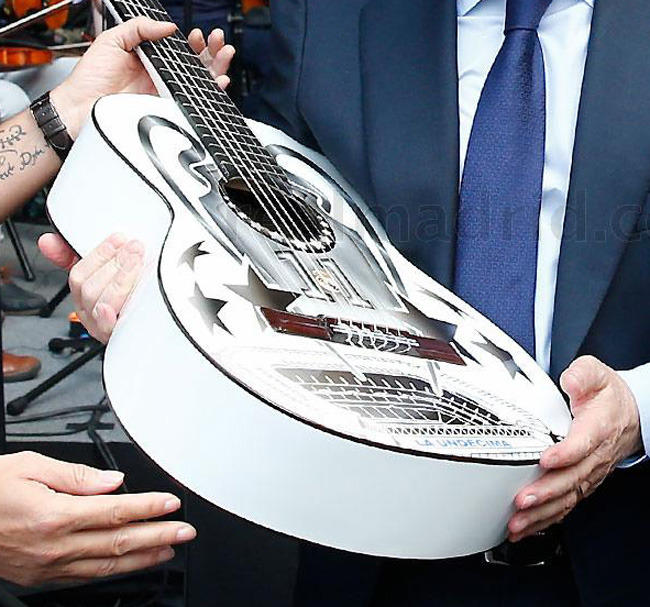 La guitarra donada por Alejandro Sanz