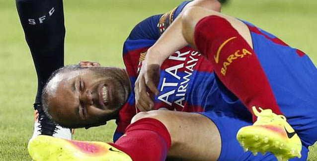Iniesta se duele de su rodilla en el partido ante el Sevilla