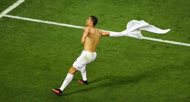 Cristiano Ronaldo celebra su penalti en Milán
