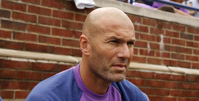 Zidane observa un entrenamiento desde el banquillo