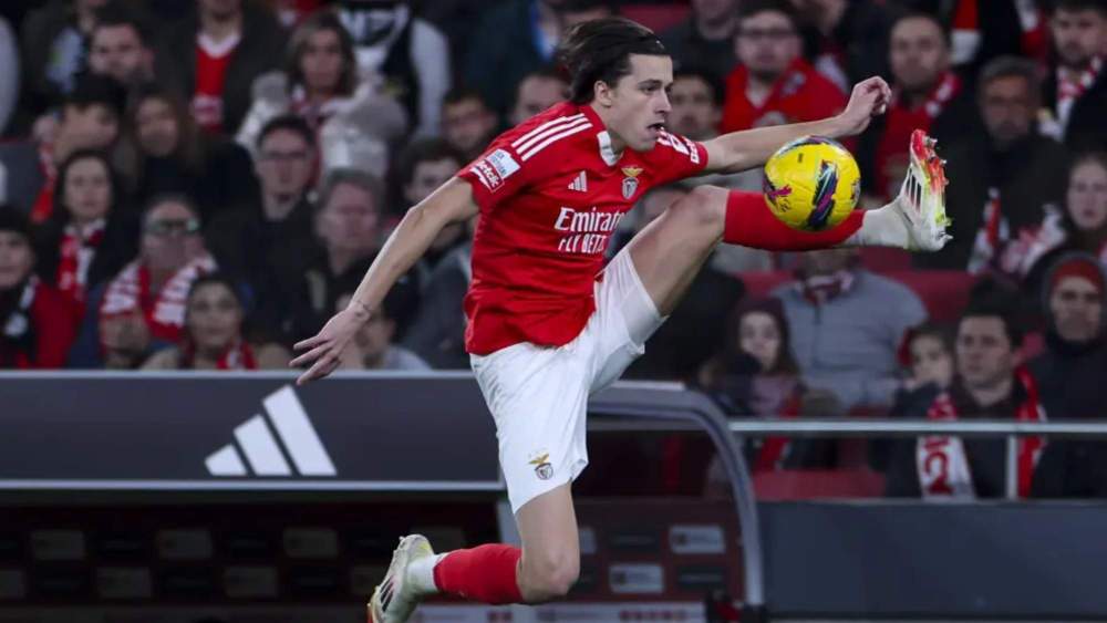 Álvaro Carreras, realizando un control con la pelota, en un partido de Champions con el Benfica. Álvaro Carreras, realizando un control con la pelota, en un partido de Champions con el Benfica.