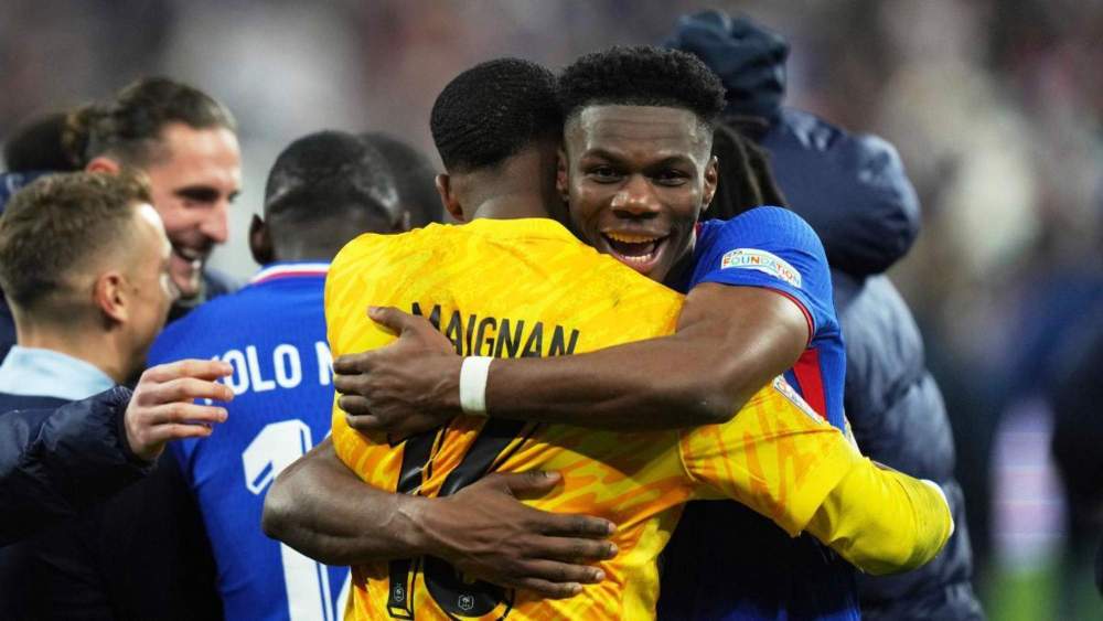 Aurelién Tchouameni se abraza a su compañero Mike Maignan, que paró dos penaltis. Aurelién Tchouameni se abraza a su compañero Mike Maignan, que paró dos penaltis.