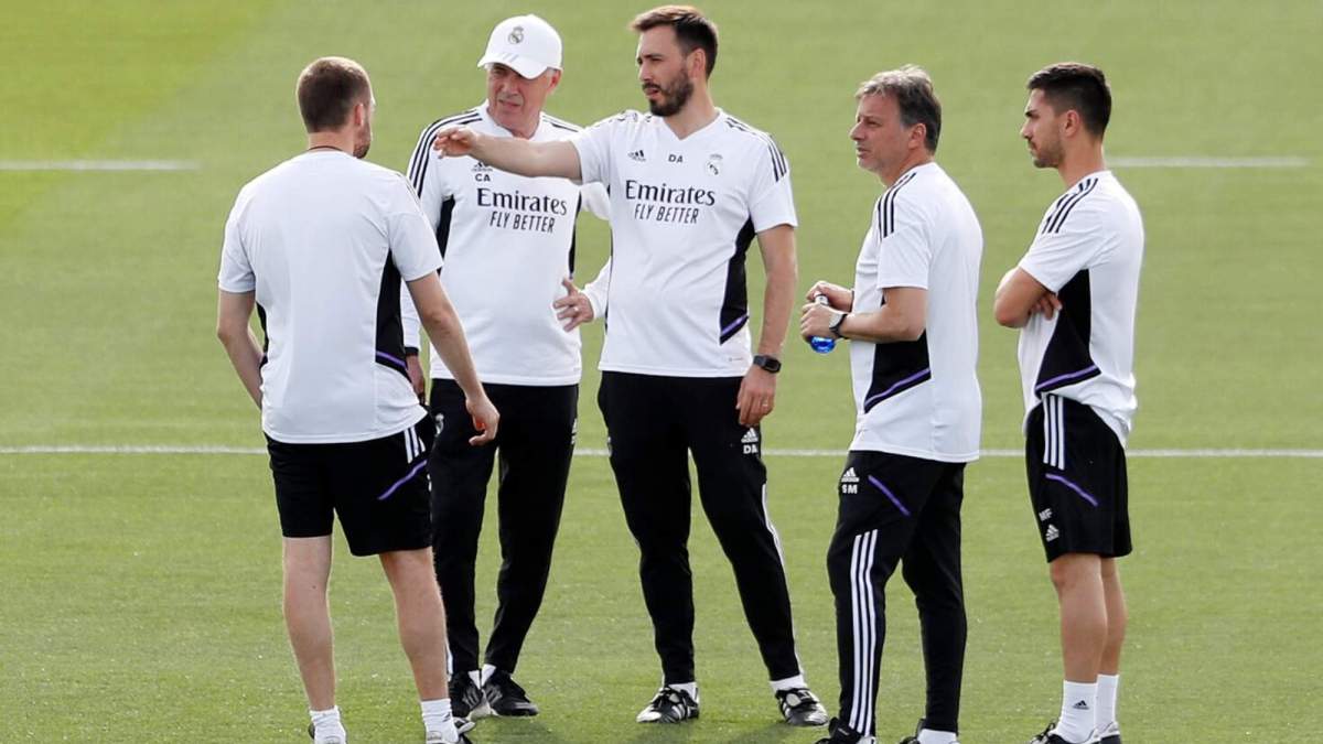 Davide Ancelotti, con algunos de sus compañeros que conforman el cuerpo técnico del Real Madrid. Davide Ancelotti, con algunos de sus compañeros que conforman el cuerpo técnico del Real Madrid.