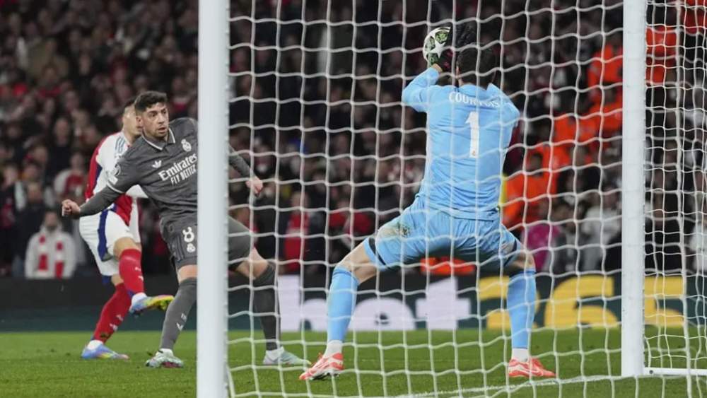 Thibaut Courtois, parando un disparo del Arsenal en la primera parte. Thibaut Courtois, parando un disparo del Arsenal en la primera parte.