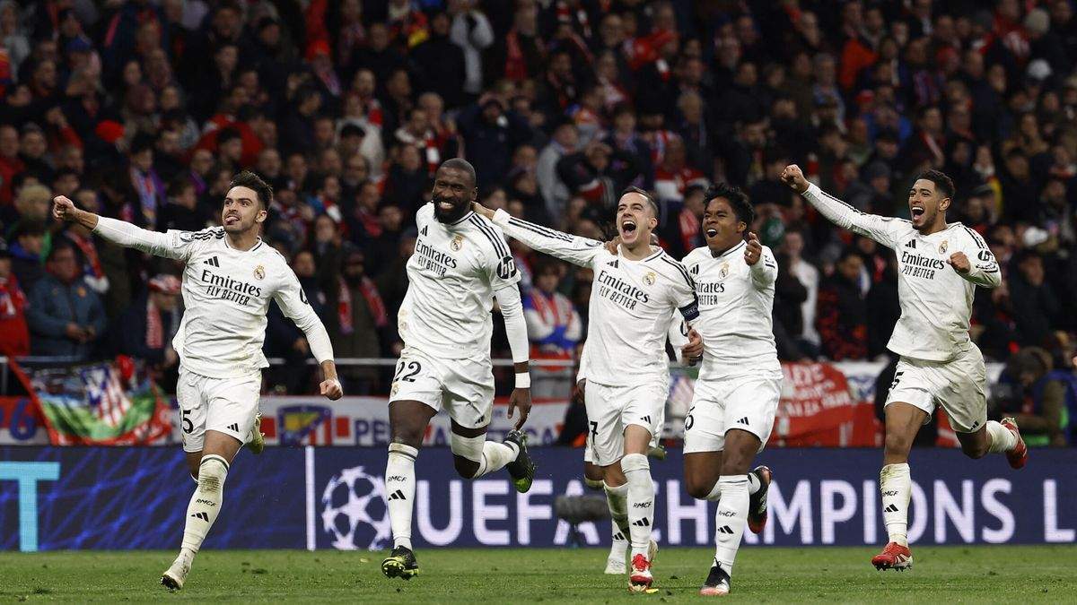 Jugadores del Real Madrid celebrando en el Metropolitano tras ganar la tanda de penaltis Jugadores del Real Madrid celebrando en el Metropolitano tras ganar la tanda de penaltis