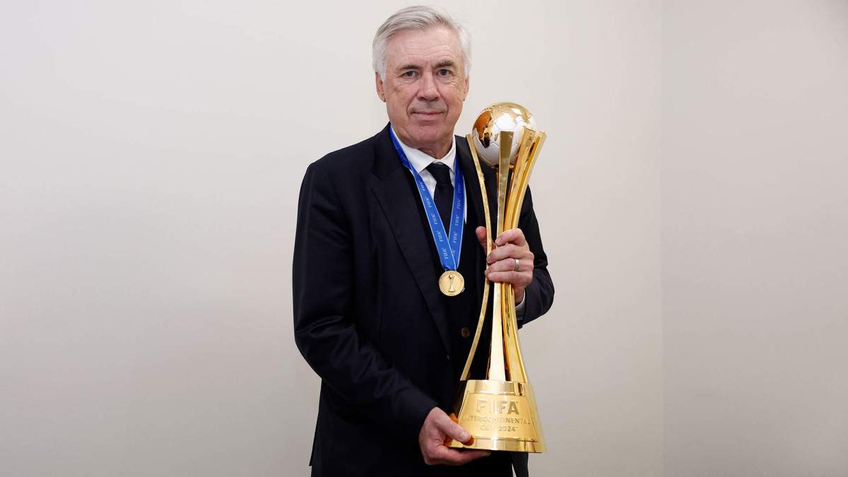 Ancelotti con la Copa Intercontinental Ancelotti con la Copa Intercontinental