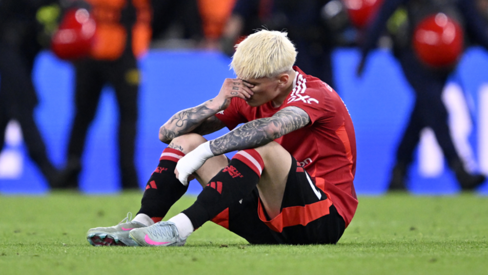 Alejandro Garnacho sentado en el césped de San Mamés después de perder la final de la Europa League Alejandro Garnacho sentado en el césped de San Mamés después de perder la final de la Europa League