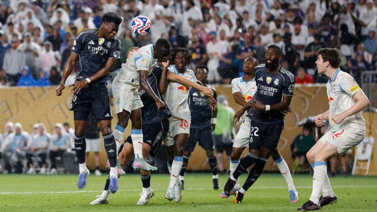 Tchouaméni rematando de cabeza Tchouaméni rematando de cabeza