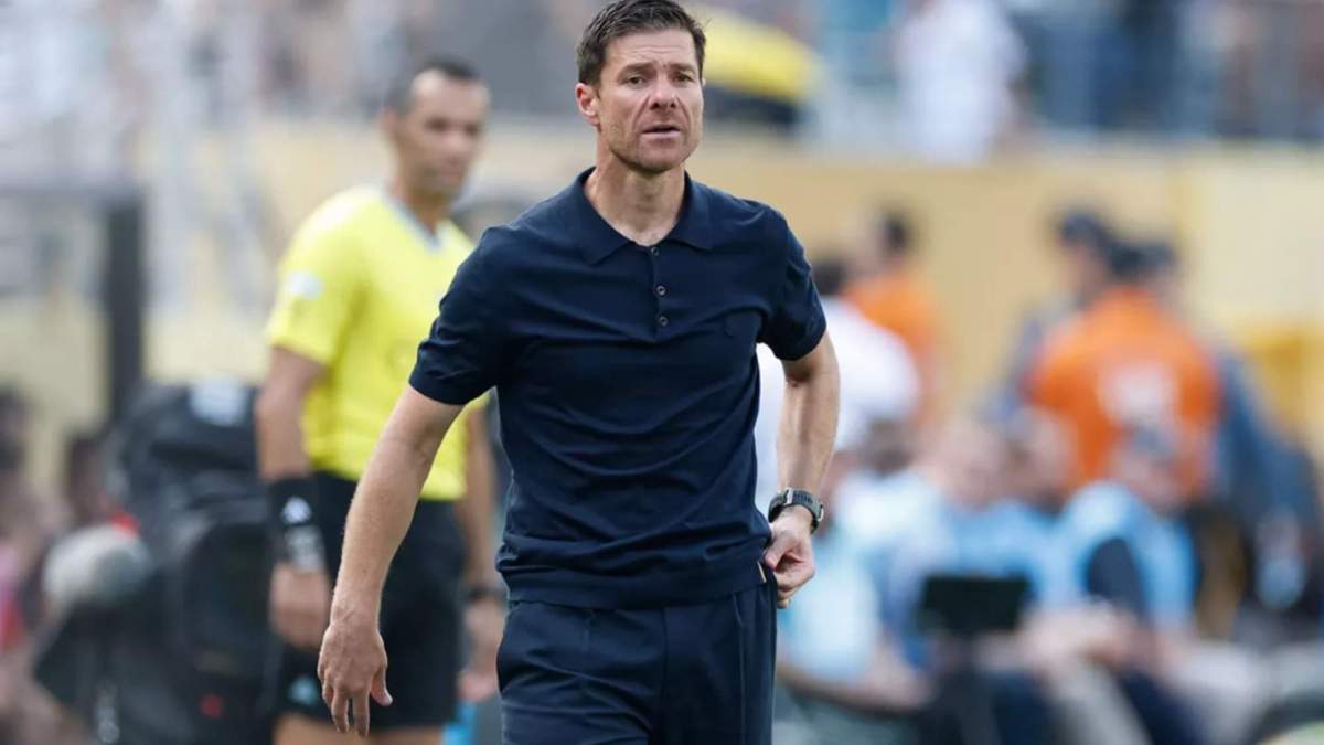 Xabi Alonso dirigiendo al Real Madrid ante el PSG Xabi Alonso dirigiendo al Real Madrid ante el PSG