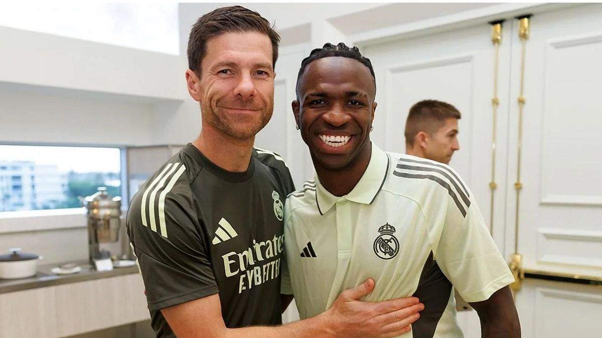 Xabi Alonso y Vinicius Junior Xabi Alonso y Vinicius Junior