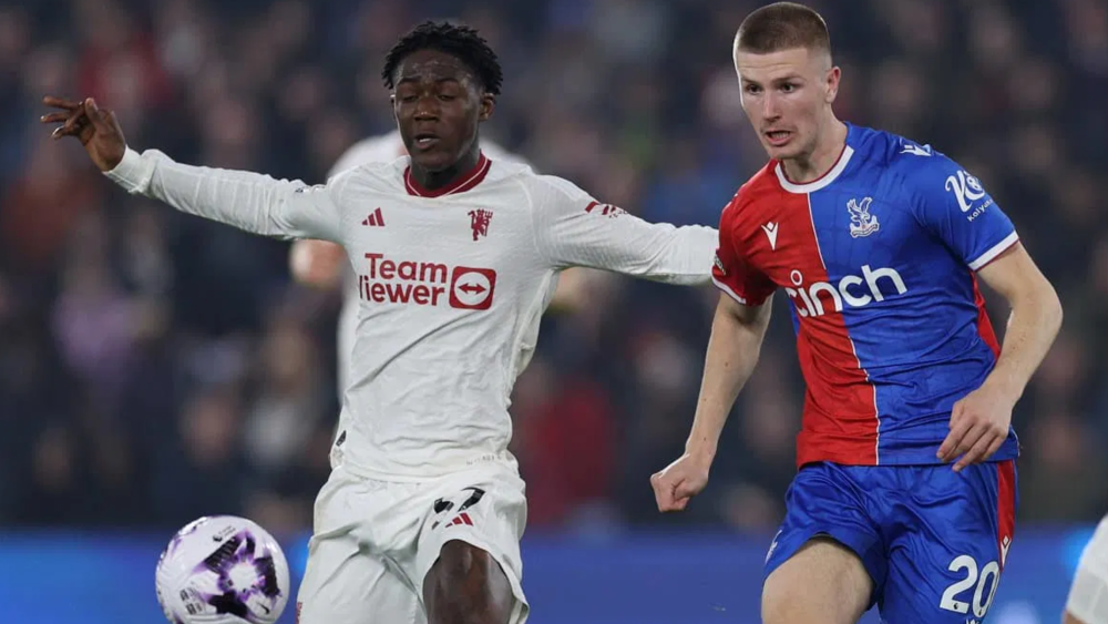 Kobbie Mainoo y Adam Wharton durante un partido de la Premier League Kobbie Mainoo y Adam Wharton durante un partido de la Premier League