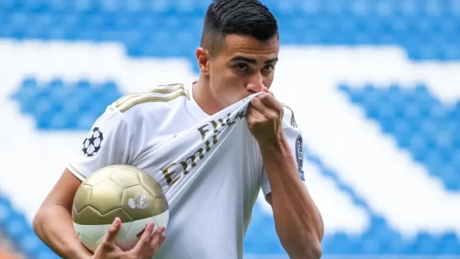 reinier jesus beso escudo realmadrid reinier jesus beso escudo realmadrid