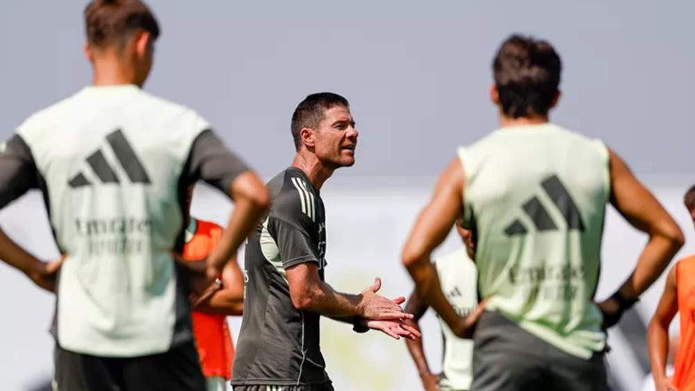 Xabi Alonso, dirigiendo el entrenamiento de este martes en la Ciudad Deportiva de Valdebebas. Xabi Alonso, dirigiendo el entrenamiento de este martes en la Ciudad Deportiva de Valdebebas.