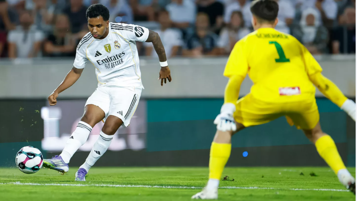 Rodrygo disparando a puerta ante el Tirol Rodrygo disparando a puerta ante el Tirol