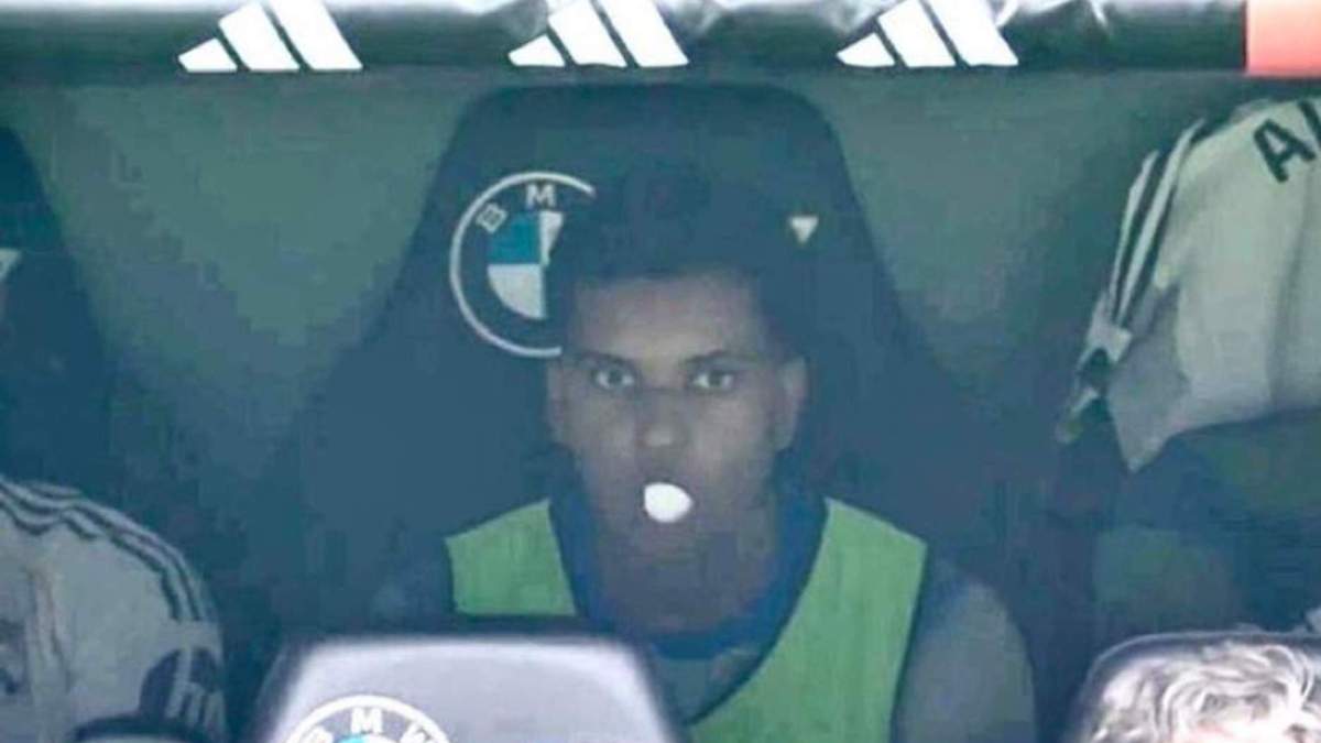 Rodrygo sentado en el banquillo durante el Real Madrid Osasuna Rodrygo sentado en el banquillo durante el Real Madrid Osasuna