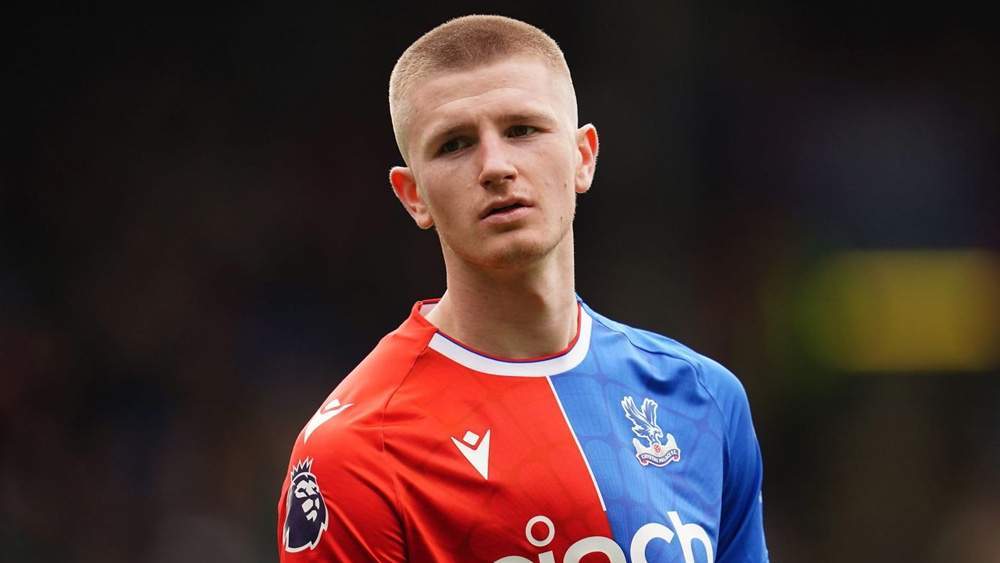 Adam Wharton jugando con el Crystal Palace Adam Wharton jugando con el Crystal Palace