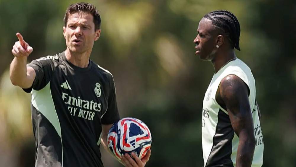 Vinicius y Xabi Alonso Vinicius y Xabi Alonso