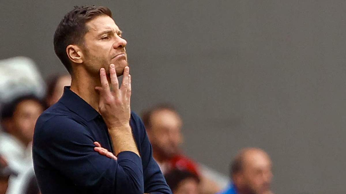 Xabi Alonso preocupado durante un partido del Real Madrid. Xabi Alonso preocupado durante un partido del Real Madrid.