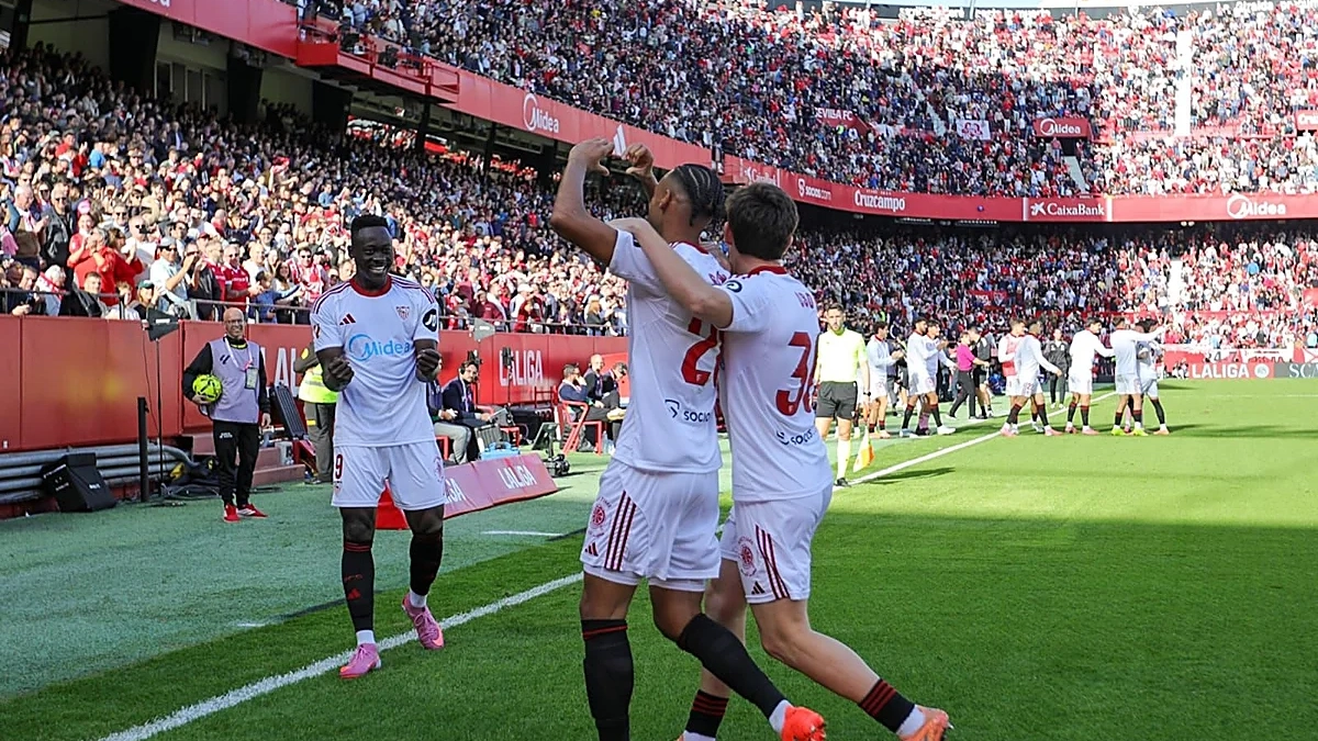 Jugadores del Sevilla celebrando uno de los cuatro goles contra el Oviedo Jugadores del Sevilla celebrando uno de los cuatro goles contra el Oviedo