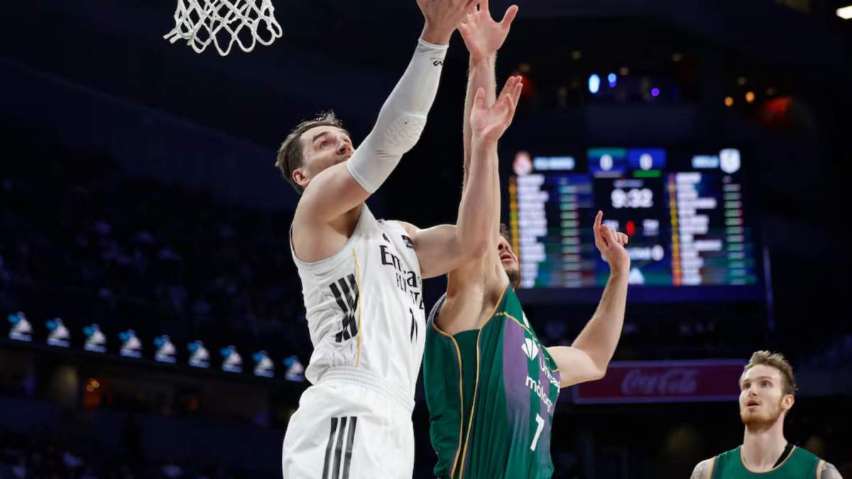 Mario Hezonja, intentando encestar una canasta en el partido de esta tarde ante Unicaja. Mario Hezonja, intentando encestar una canasta en el partido de esta tarde ante Unicaja.