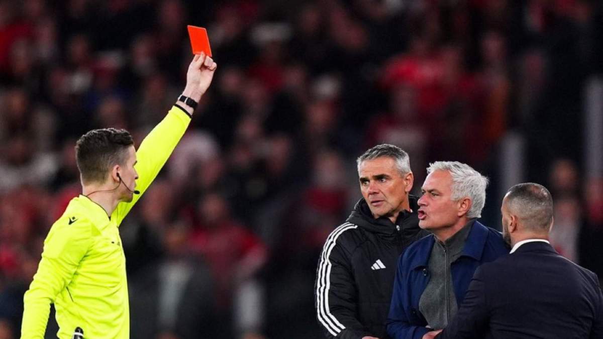 El árbitro expulsando a José Mourinho El árbitro expulsando a José Mourinho