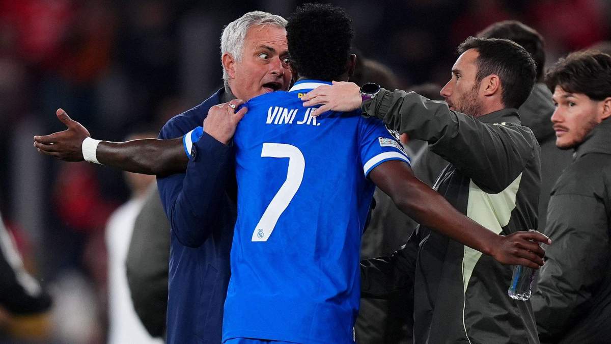 José Mourinho y Vinícius Júnior durante el Benfica - Real Madrid. José Mourinho y Vinícius Júnior durante el Benfica - Real Madrid.
