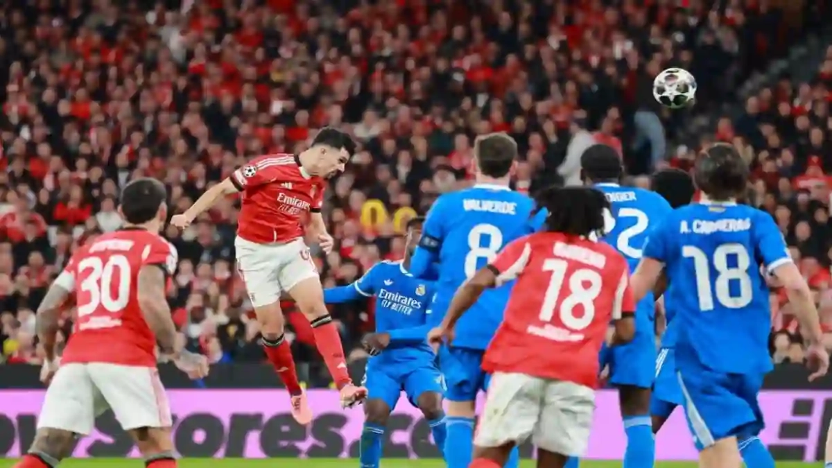 Tomás Araújo rematando de cabeza durante el Benfica - Real Madrid. Tomás Araújo rematando de cabeza durante el Benfica - Real Madrid.